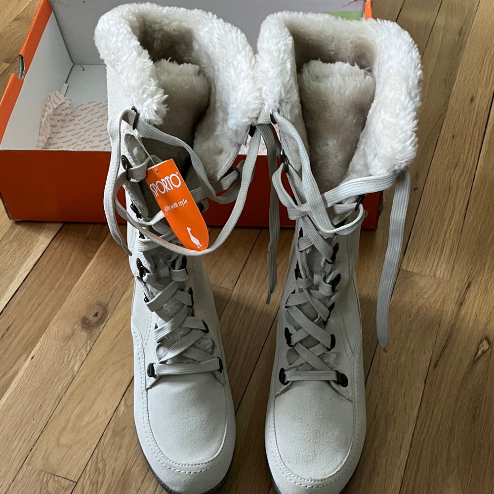 NWT White Waterproof Leather    Boots with Faux Fur Lining 9.5